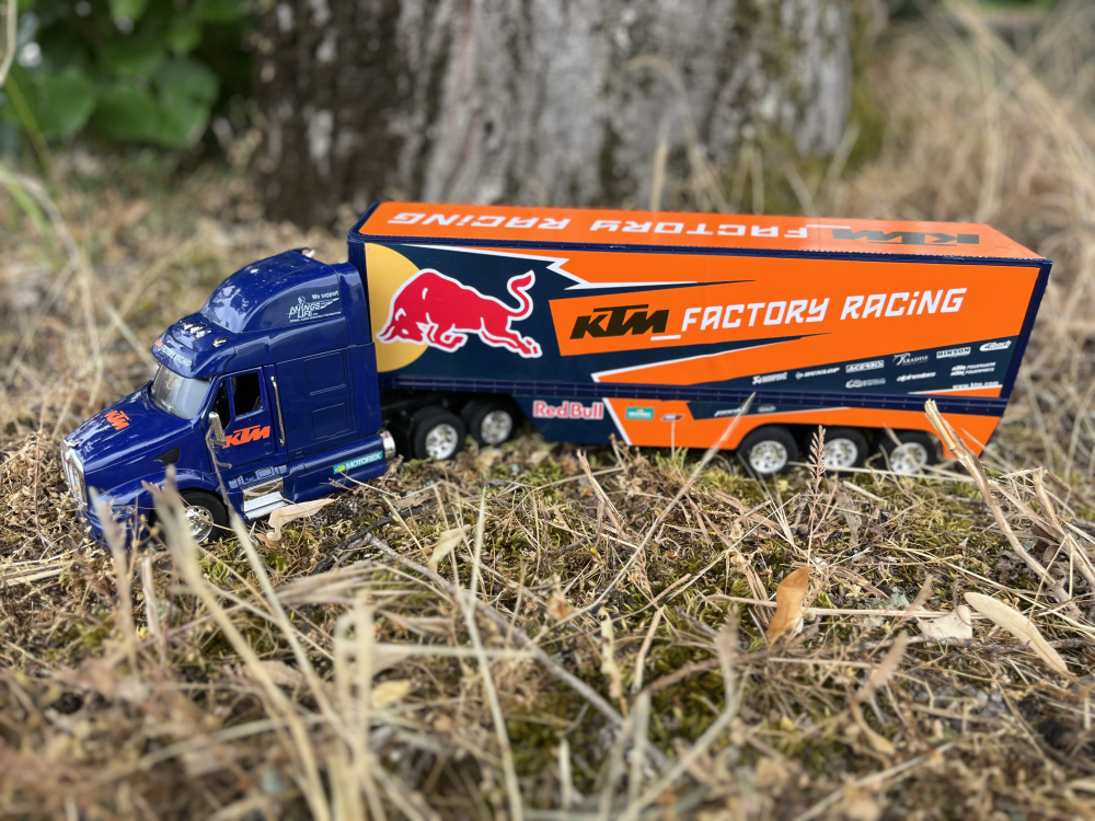 Camion Peterbilt Avec Remorque 3 Essieux NEWRAY – échelle 1/43 Team KTM Factory Racing